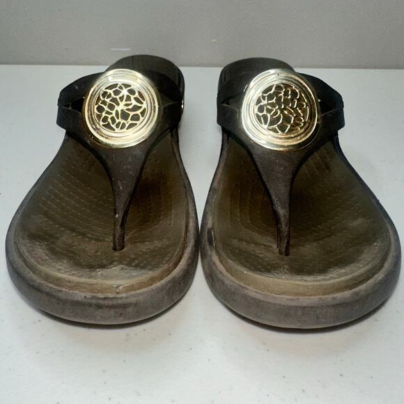 Crocs Sanrah Womens Size 8 Brown Gold Medallion Circle Slide Sandel Flip Flop - Picture 1 of 6